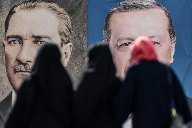 Η περιφρονητική στάση των σουλτάνων και του Ατατούρκ προς τη Δύση και η αλαζονεία του Ερντογάν